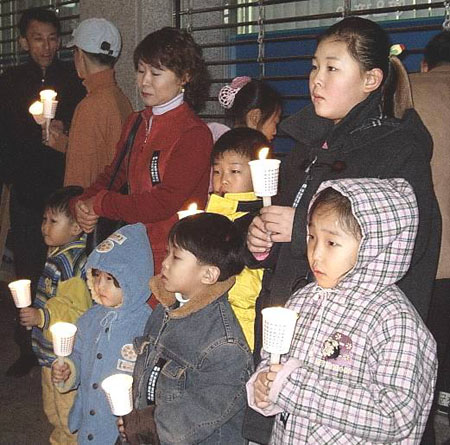 나들이를 하다가 시위현장을 보고 같이 동참하는 가족들. 이 어린아이들에게 희망찬 내일을 주었으면 한다. 